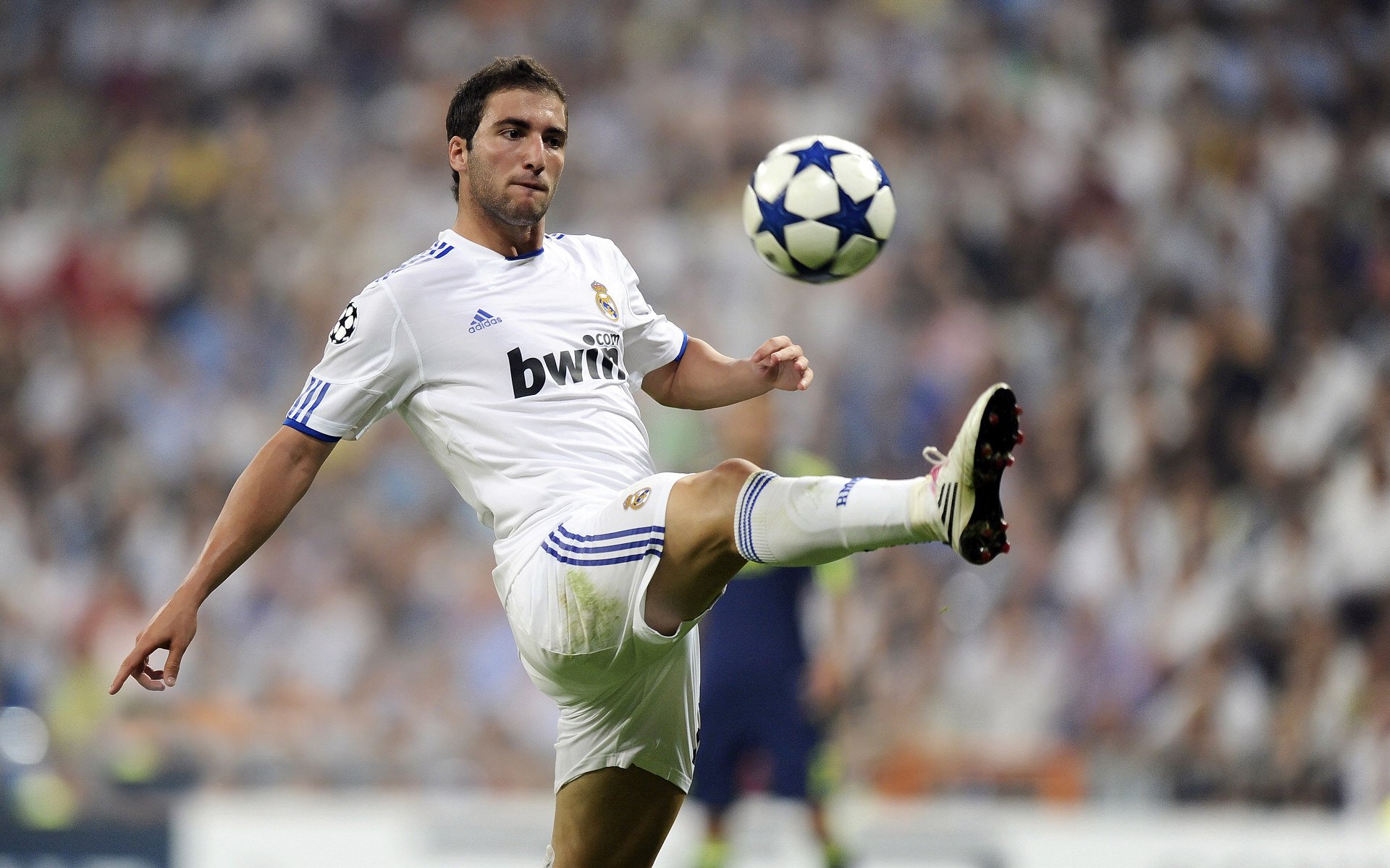 ayx世界杯2026-卡塔尔斩落沙特，奥斯梅恩关键时刻站出来的背后，是非洲足球的沉默与呐喊